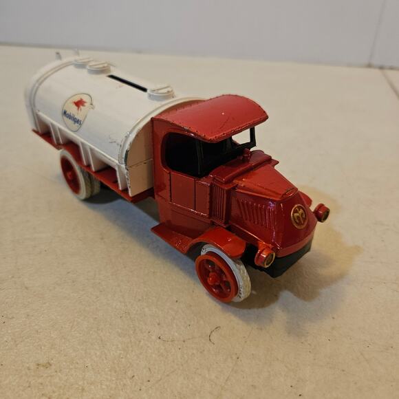 ERTL replica Mack 1926 Bull Dog Mobilgas tanker bank - missing bottom stopper - Picture 2 of 8
